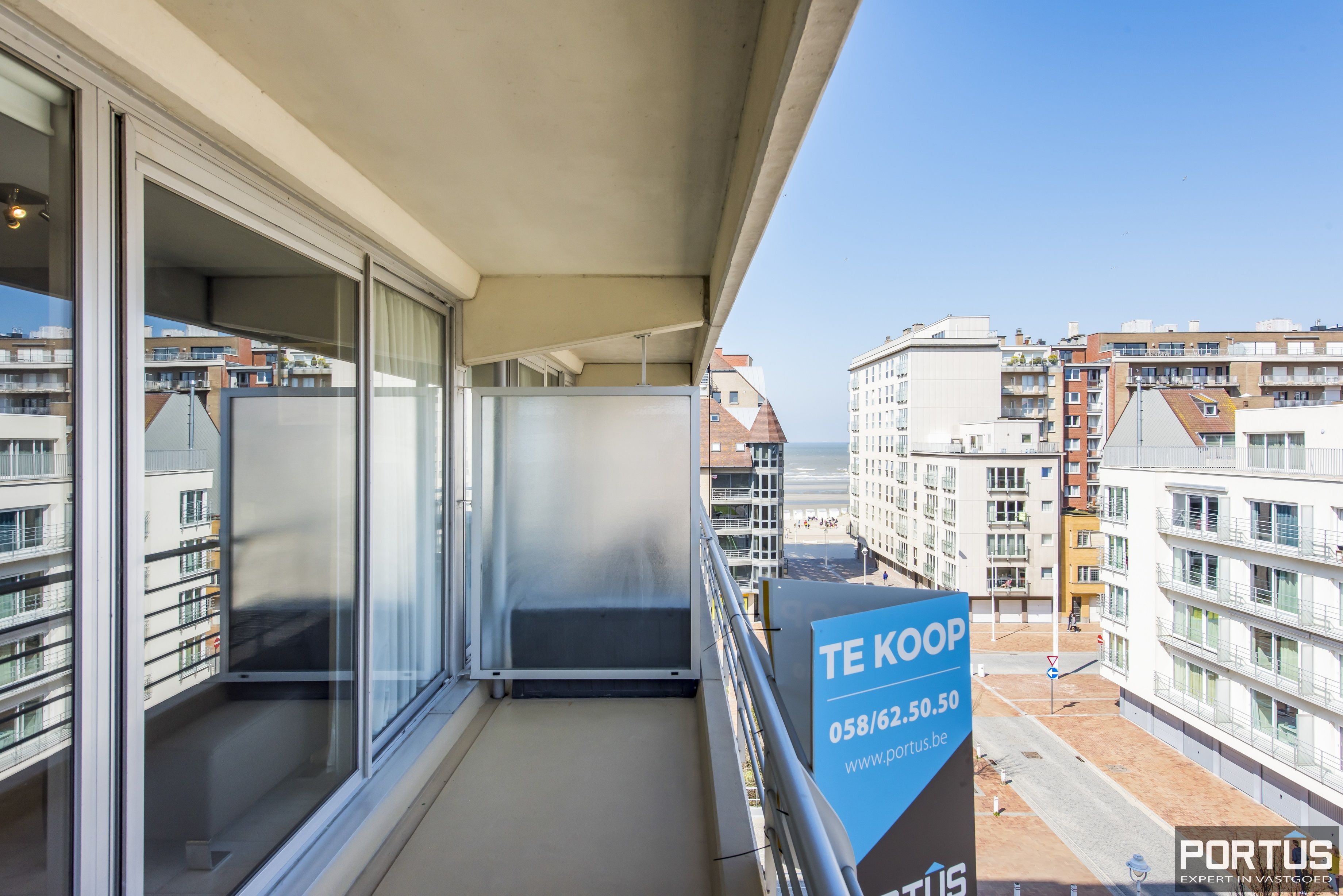 Instapklaar 1 slaapkamer appartement met ruim terras met zijdelings zeezicht te koop