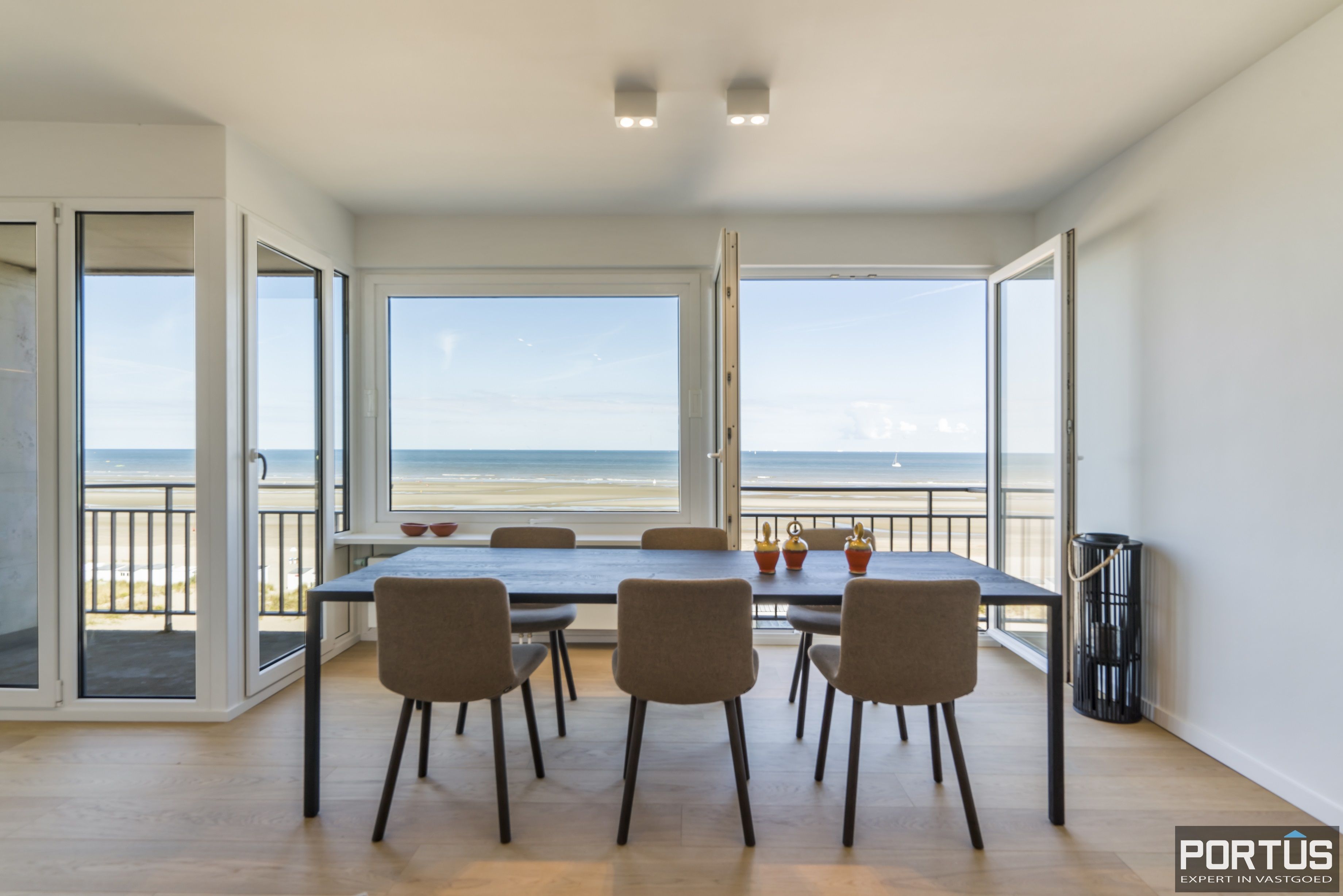 Exclusief appartement met frontaal zeezicht te koop te Nieuwpoort