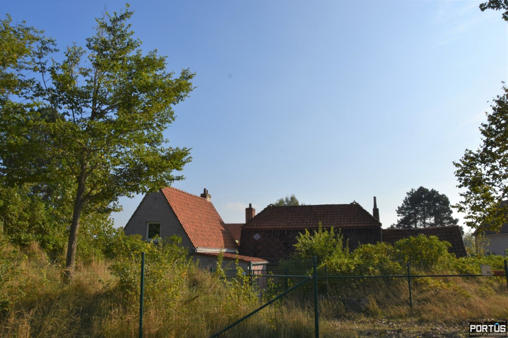Te renoveren woning met groot perceel grond te koop te Koksijde